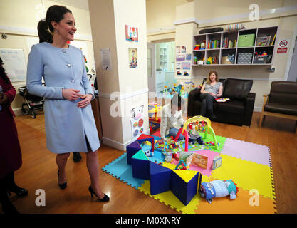 La Duchessa di Cambridge durante una visita al servizio perinatale nella madre e unità bambino a Bethlem Royal Hospital, a sud di Londra. Foto Stock