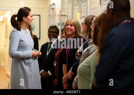 La Duchessa di Cambridge parla ai membri del personale nel corso di una visita al servizio perinatale nella madre e unità bambino a Bethlem Royal Hospital, a sud di Londra. Foto Stock