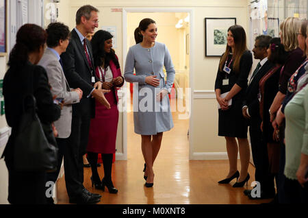 La Duchessa di Cambridge durante una visita al servizio perinatale nella madre e unità bambino a Bethlem Royal Hospital, a sud di Londra. Foto Stock