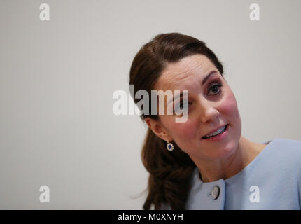 La Duchessa di Cambridge durante una visita al servizio perinatale nella madre e unità bambino a Bethlem Royal Hospital, a sud di Londra. Foto Stock