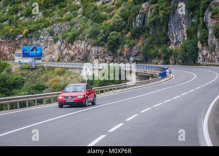 Percorso europeo E80/E65 oltre il mare Adriatico costa vicino a città di Budva in Montenegro Foto Stock