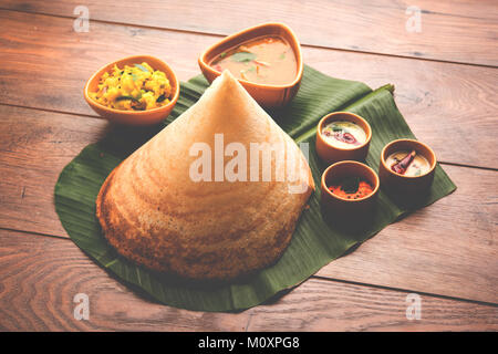 Masala dosa con chutney e sambar e sabzi di patate. Forma conica, triangolare o a rullo, messa a fuoco selettiva Foto Stock