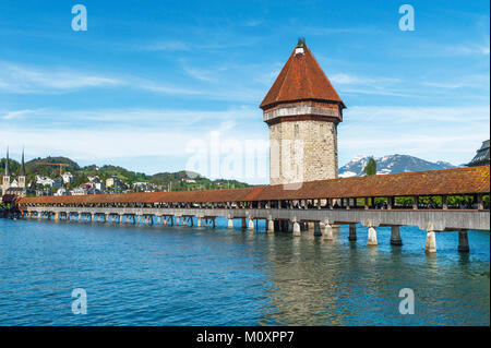 Vista sul Kapellbrucke - La Cappella - ponte sul fiume Reuss in Lucerna. Esso è il più antico di legno ponte coperto in Europa, che risale al XIV secolo Foto Stock