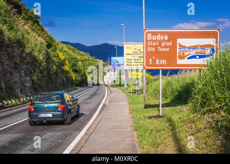 Percorso europeo E80/E65 nella città di Budva oltre il mare Adriatico costa in Montenegro Foto Stock