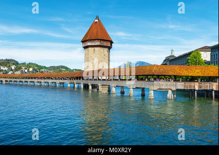 Vista sul Kapellbrucke - La Cappella - ponte sul fiume Reuss in Lucerna. Esso è il più antico di legno ponte coperto in Europa, che risale al XIV secolo Foto Stock