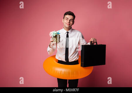 Giovane imprenditore nel circolo nuoto azienda breve-case e cocktail e sognare resto isolato Foto Stock