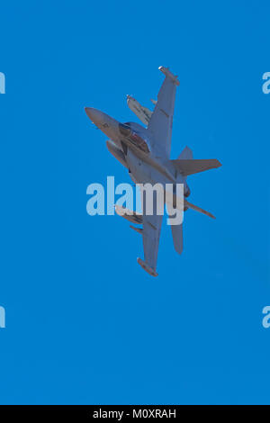 Marina degli Stati Uniti, Boeing EA-18G Growler, Electronic Warfare aeromobile, Bancario Hard oltre il parco nazionale della Valle della Morte, California. Foto Stock