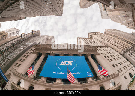 La Borsa di New York decorato per il primo giorno di negoziazione per ADT, visto il Venerdì, 19 gennaio 2018. ADT, Inc. home mercati e prodotti aziendali per la protezione ed è stato acquistato da privati-equity Apollo Global Management nel 2016 e ora sta tornando ad una società pubblica. (Â© Richard B. Levine) Foto Stock