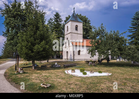 Chiesa serbo-ortodossa dei Santi Pietro e Paolo apostoli nel villaggio di Sirogojno Zlatibor, regione montuosa nella parte occidentale della Repubblica di Serbia Foto Stock