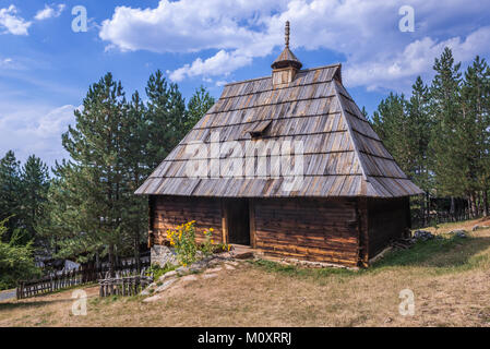 Tradizionale casa di legno risale al 1891 nel patrimonio etnografico parco chiamato vecchio museo del villaggio nel villaggio di Sirogojno, regione di Zlatibor, Serbia Foto Stock