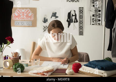 Ispirato fashion designer che lavora in studio di disegno nuova collezione di oltre Foto Stock