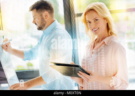 Ritratto di manager professionisti che lavorano in ufficio Foto Stock