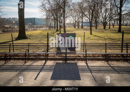 Un segno in Battery Park a New York dirige i visitatori per la Statua della Libertà ferries il Sabato, 20 gennaio 2018 in cui l'isola è chiusa a causa di il governo di arresto. Servizi essenziali tra cui la posta sono ancora operativi e alcune agenzie sono ancora funzionante, anche se a una capacità limitata. Â© Richard B. Levine) Foto Stock