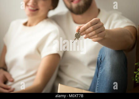 Happy new homeowners giovane azienda le chiavi di casa, vista ravvicinata Foto Stock