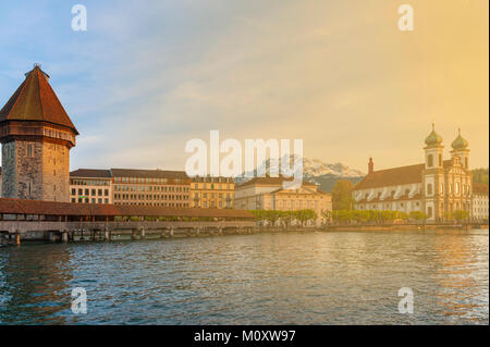 Vista sul Kapellbrucke - La Cappella - ponte sul fiume Reuss in Lucerna. Esso è il più antico di legno ponte coperto in Europa, che risale al XIV secolo Foto Stock