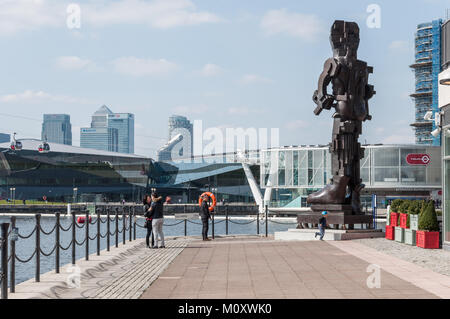 Eduardo Paolozzzi la scultura "Il Vulcan' permanente sulla banchina del porto presso il Royal Victoria Dock nella parte est di Londra, Inghilterra. Foto Stock
