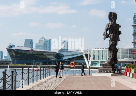 Eduardo Paolozzzi la scultura "Il Vulcan' permanente sulla banchina del porto presso il Royal Victoria Dock nella parte est di Londra, Inghilterra. Foto Stock