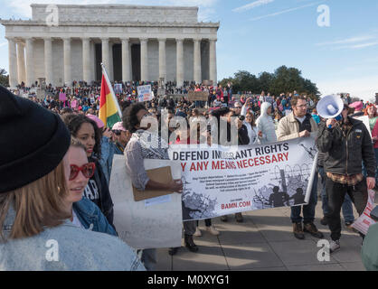 Diritti degli immigrati dimostranti presso le donne del marzo e elettore rally, 20 gennaio, 2018. Lincoln Memorial gruppo con BAMN banner. Foto Stock