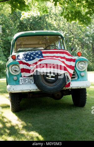 Bandiera americana drappeggiati Chevrolet 1956 portatutto carrello suburbana celebra il giorno di indipendenza il 4 luglio . Clitherall Minnesota MN USA Foto Stock