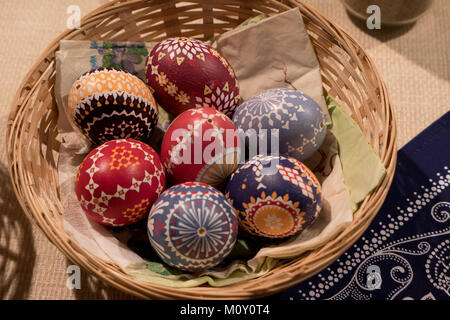 Tradizionali uova decorate in un cestello Foto Stock