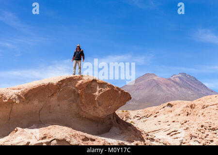 L'uomo escursionista su una sommità di una roccia. Nacional park Uyuni, Altiplano, Bolivia stock photo Foto Stock