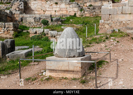 La Sacra Pietra Omphalos, l'Ombelico del Mondo, in altre parole, il centro del mondo in Delphi. Delphi è stato un importante greco antico sanc religiosa Foto Stock