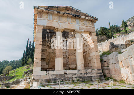 Tesoro Ateniese in Delphi, un sito archeologico in Grecia, al Monte Parnassus. Foto Stock