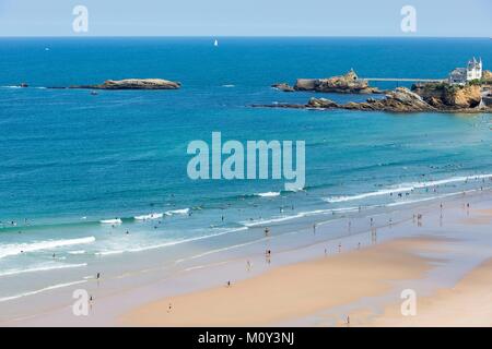 Francia,Pirenei Atlantiques,Pays Basque,Biarritz,Côte des Basques beach,Belza house,Rocher de la Vierge (Holly vergine rock) e surfboarders Foto Stock