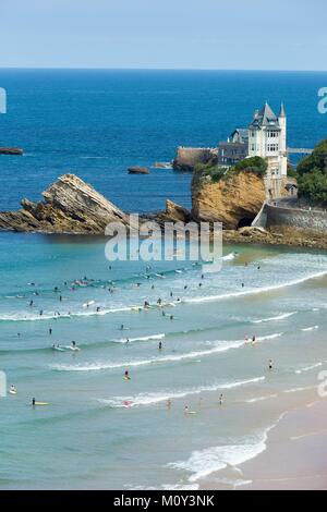 Francia,Pirenei Atlantiques,Pays Basque,Biarritz,Côte des Basques beach,Belza house,Rocher de la Vierge (Holly vergine rock) e surfboarders Foto Stock