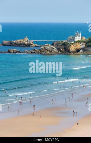 Francia,Pirenei Atlantiques,Pays Basque,Biarritz,Côte des Basques beach,Belza house,Rocher de la Vierge (Holly vergine rock) e surfboarders Foto Stock