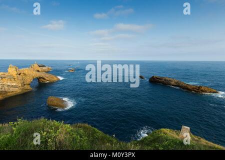 Francia,Pirenei Atlantiques,Pays Basque,Biarritz,Rocher de la Vierge (Holly vergine rock) Foto Stock