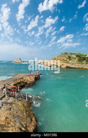 Francia,Pirenei Atlantiques,Pays Basque,Biarritz,insenatura di Port Vieux beach e Rocher de la Vierge (Holly vergine rock) in background Foto Stock