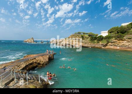 Francia,Pirenei Atlantiques,Pays Basque,Biarritz,insenatura di Port Vieux beach e Rocher de la Vierge (Holly vergine rock) in background Foto Stock