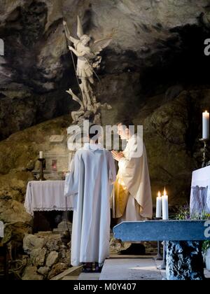 Francia,Var,Plan d'Aups Sainte Baume,Massif de la Sainte Baume,grotte sanctuaire de Sainte Marie Madeleine,messe du frère Olivier Marie Corrèze Foto Stock