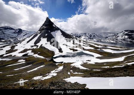 Norvegia,Oppland,Vaga,Parco nazionale di Jotunheimen,Kyrkja (2032m),uno dei più iconica montagna in Norvegia Foto Stock