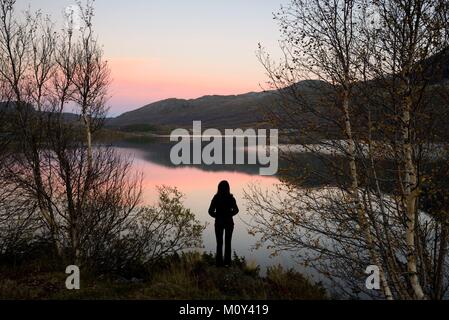 Norvegia,Oppland,Vaga,Parco nazionale di Jotunheimen,Lago di Ovre Sjodalsvatnet al tramonto Foto Stock