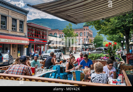 Sidewalk Cafe ombreggiata con una tenda, Baker Street a Nelson, Kootenay Regione, British Columbia, Canada Foto Stock