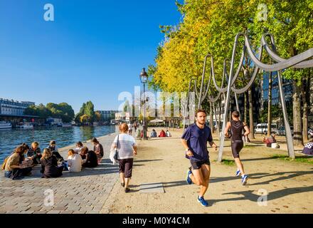 Francia,Parigi,La Villette bacino,la più grande via navigabile artificiale a Parigi che collega l'Ourcq Canal al Canal Saint-Martin Foto Stock