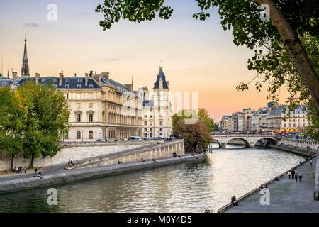 Francia,Parigi,le rive del fiume Senna elencati come patrimonio mondiale dall UNESCO,l'Courthouse sull'Ile de la Cité e Saint-Michel bridge Foto Stock