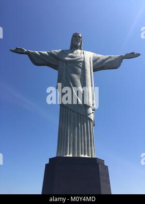 Cristo redentore contro il luminoso cielo blu in luce di mezzogiorno il 13 settembre 2016. Foto Stock