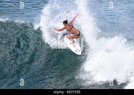 Tyler Wright preparandosi per la Maui Pro presso la Baia Honolua a Maui. Foto Stock