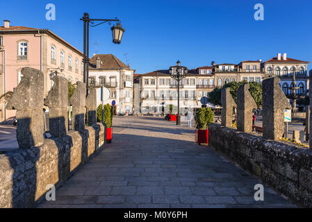 Vista sulla piazza Camoes dal ponte romano sul fiume Lima a Ponte de Lima città, parte del distretto di Viana do Castelo, Norte regione del Portogallo Foto Stock