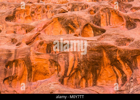 Erosi in modo univoco il formaggio svizzero di roccia rossa linea formazioni canyon lungo sul Burr Trail in Grand Staircase-Eascalante monumento nazionale, Utah Foto Stock