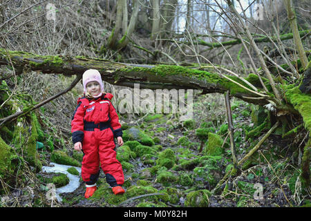 Bambina in una primavera forrest Foto Stock