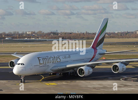 DUESSELDORF, Germania - 05 gennaio 2017: Airbus A380-800 di Emirates Airline rullaggio presso l'aeroporto di Duesseldorf Foto Stock