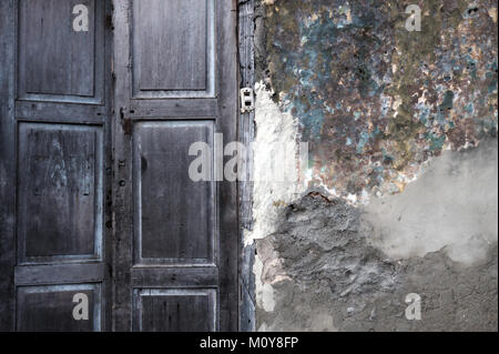 Colorato mal tenuto vecchio edificio porte in Trinidad, Cuba Foto Stock