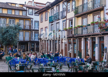 Largo da Oliveira square nell'UNESCO centro storico di Guimaraes città nella provincia del Minho del Portogallo settentrionale Foto Stock