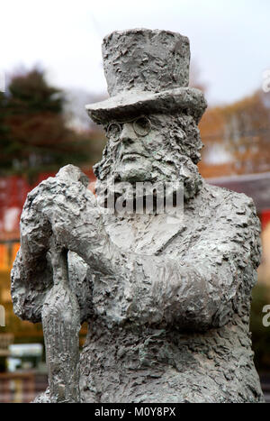 Una statua in bronzo del drammaturgo norvegese, direttore del teatro e poeta Henrik Ibsen, che si trova al di fuori del Museo Ibsen a Oslo, Norvegia. Foto Stock