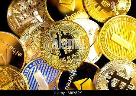 Bitcoin, litecoin, etherium monete close up tema scuro Foto Stock