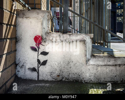 Red Rose stencil graffiti su un muro in Brick Lane, Londra Foto Stock